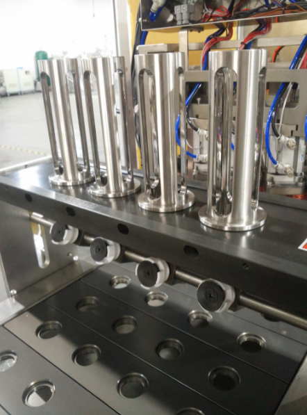 mettre des couvercles pr&eacute;d&eacute;coup&eacute;s